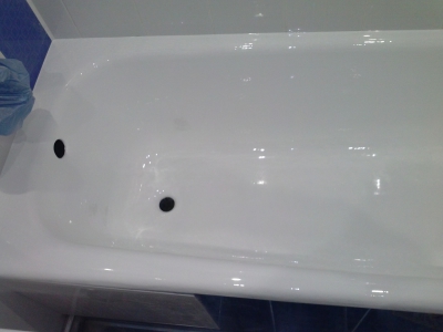 Восстановление покрытия чугунной ванны наливным акрилом.